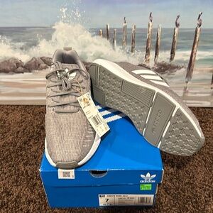 Adidas/size 7 sneakers